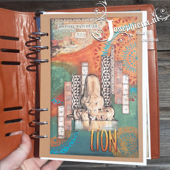 Deze art journal pagina is gemaakt met papier en een stencil van Stamperia uit de Savane collectie. Verf van Cadence, stempel en stans van Gummiapan.