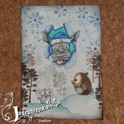 Winterse Art Journal Pagina met Distress Ink en CraftEmotions Stencils, gestempelde bomen en schattige beestjes van Carla Creaties, ingekleurd met Steadtler PigmentArt Pennen - Een creatieve uiting van het winterseizoen.